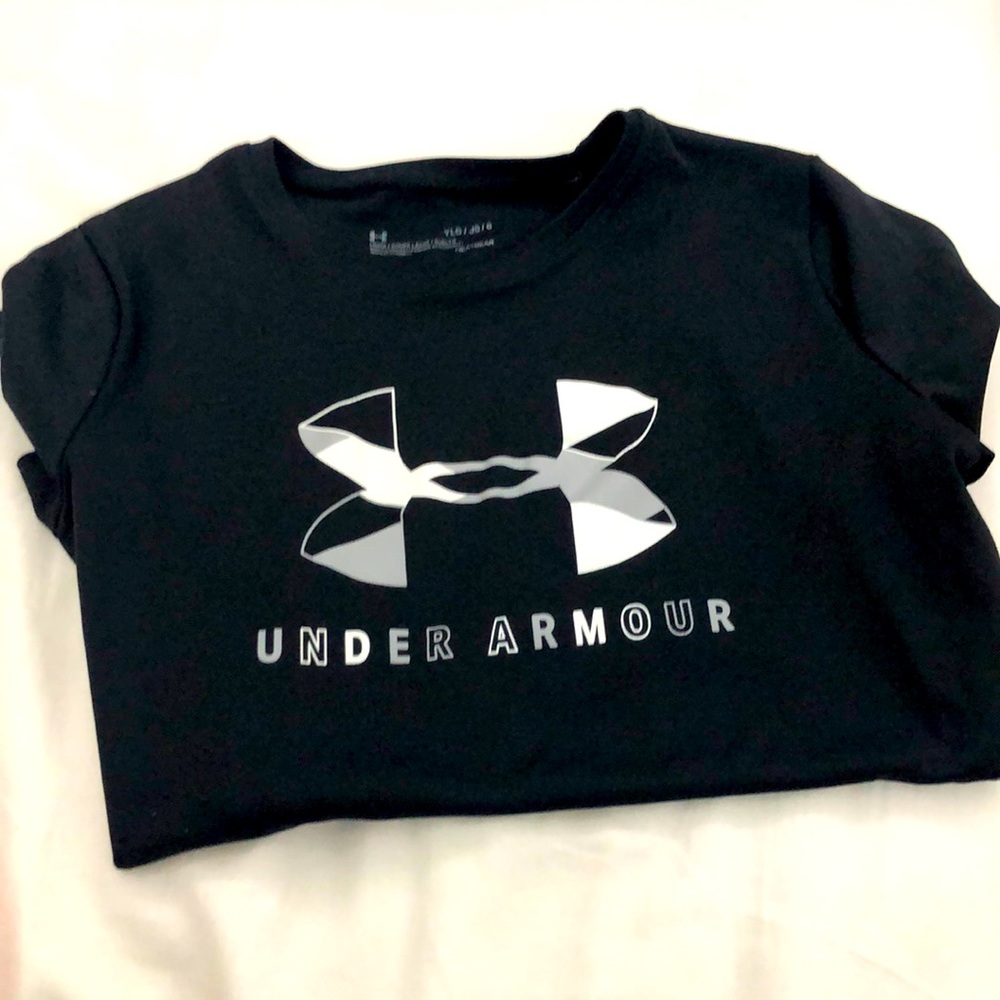 under armpit black athletic top